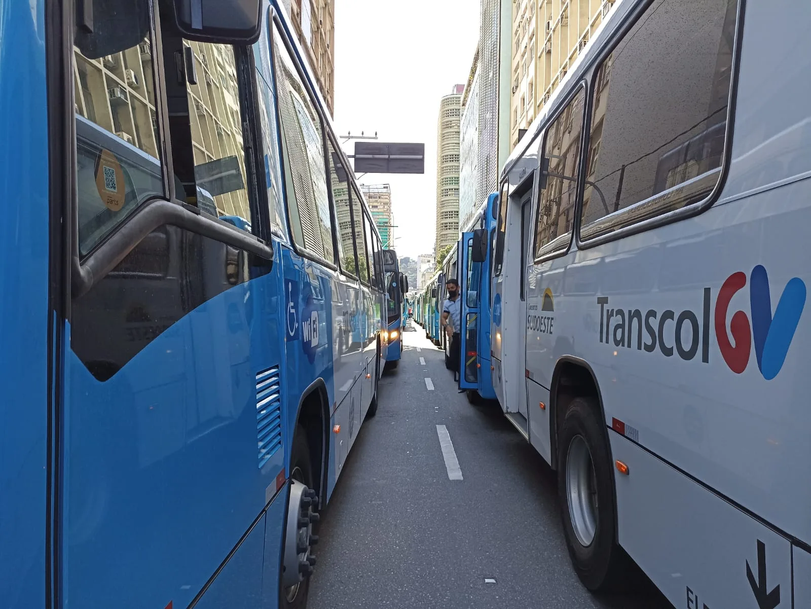 Retorno dos cobradores aos ônibus do Transcol ainda não está definido