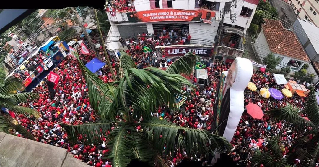 Lava Jato é alvo de protesto de militantes em ato que comemora liberdade de Lula