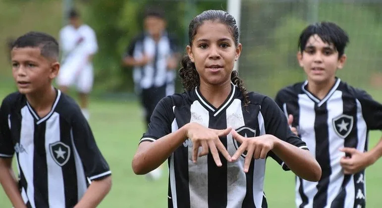 VÍDEO | Menina de 12 anos faz gol de cavadinha tipo Messi e viraliza