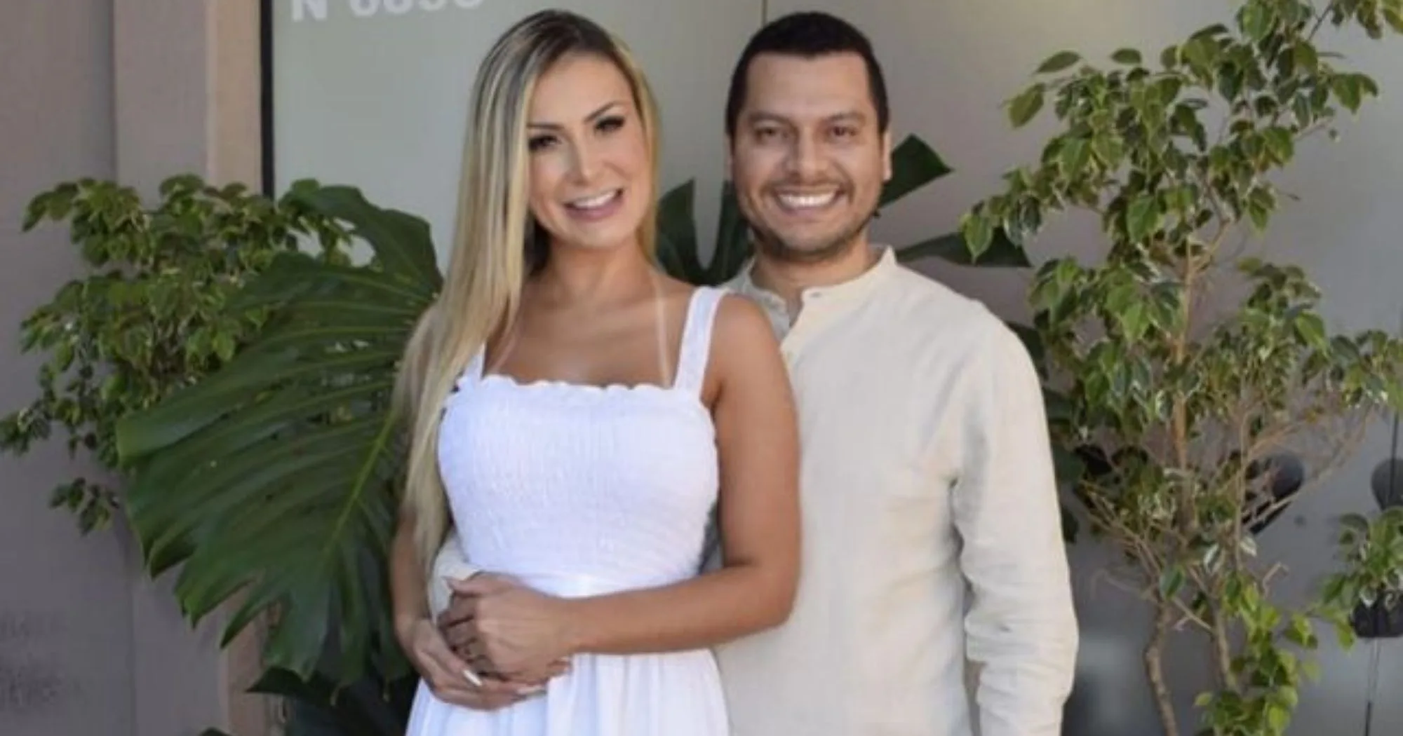 Andressa Urach anuncia volta à igreja após nova crise no casamento