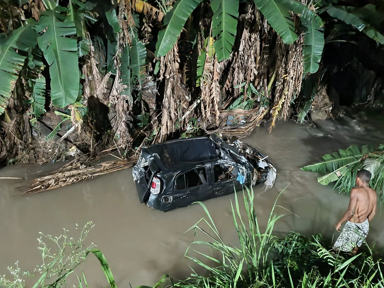 VÍDEO | Carro cai em valão durante chuva forte e motorista escapa de enxurrada em Cariacica