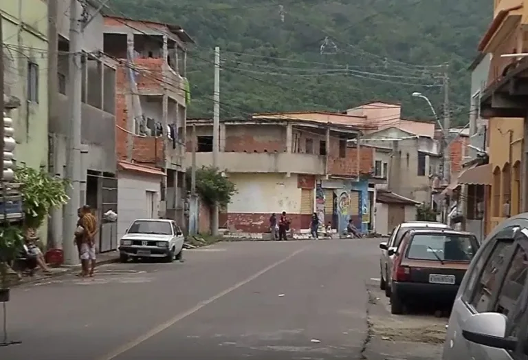 Homem é esfaqueado por não baixar farol do carro para entrar em bairro de Vitória