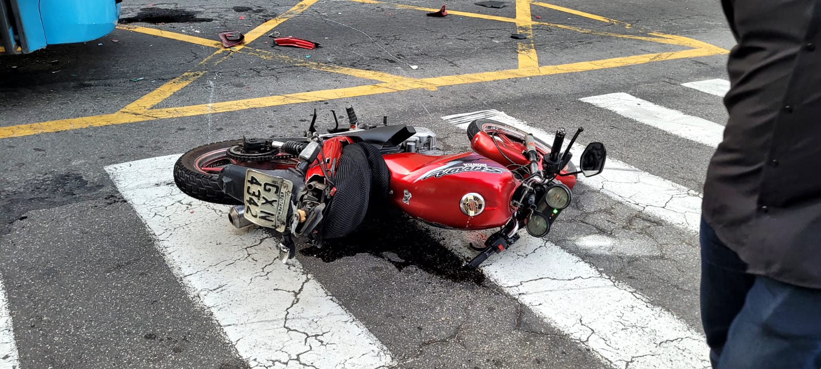 Vídeo mostra momento exato de acidente no Centro de Vitória; motociclista pilotava sem CNH