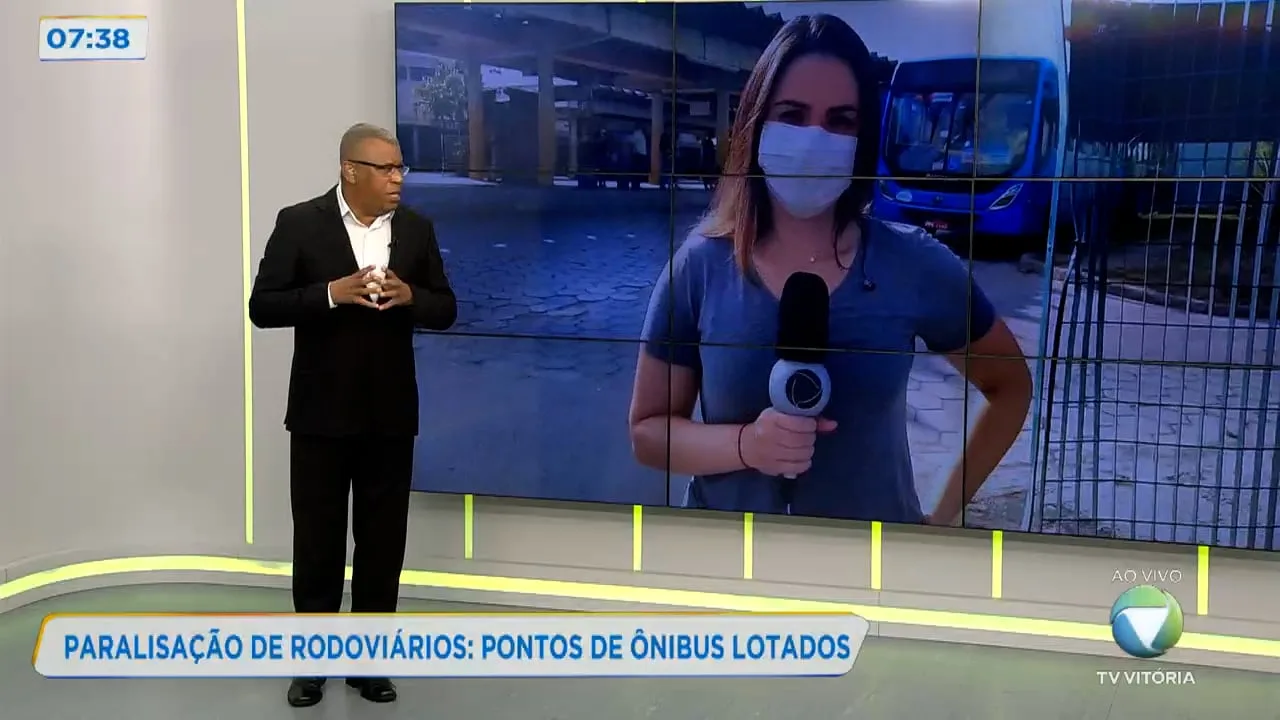 Terminais cheios e pontos de ônibus lotados