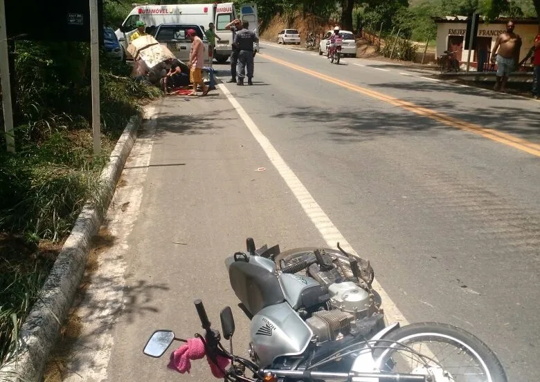 Motociclista e carona caem de moto e são atropelados por carro em Alegre