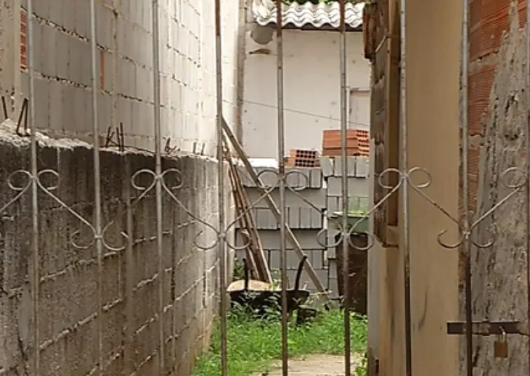 Pedreiro é baleado ao atender chamado na porta de casa na Serra