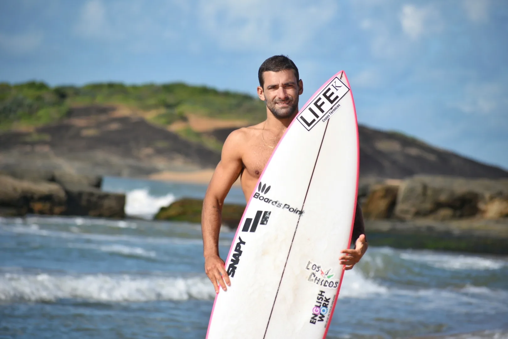 Elite do surfe nacional, Rafael Teixeira disputa circuito em Linhares: "Prazer competir em casa"