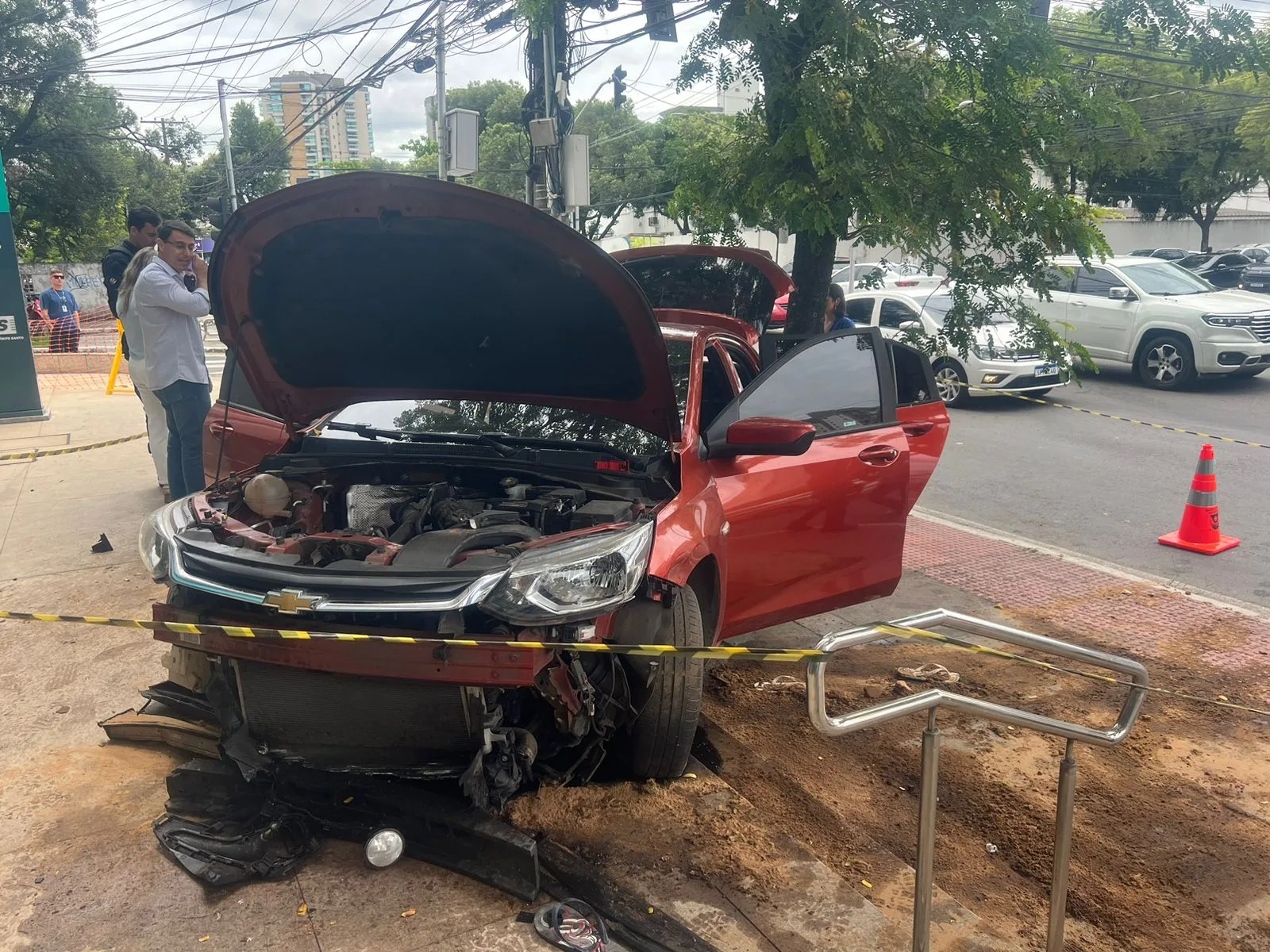 Perseguição policial: Carro invade calçada e sobe escada na Reta da Penha