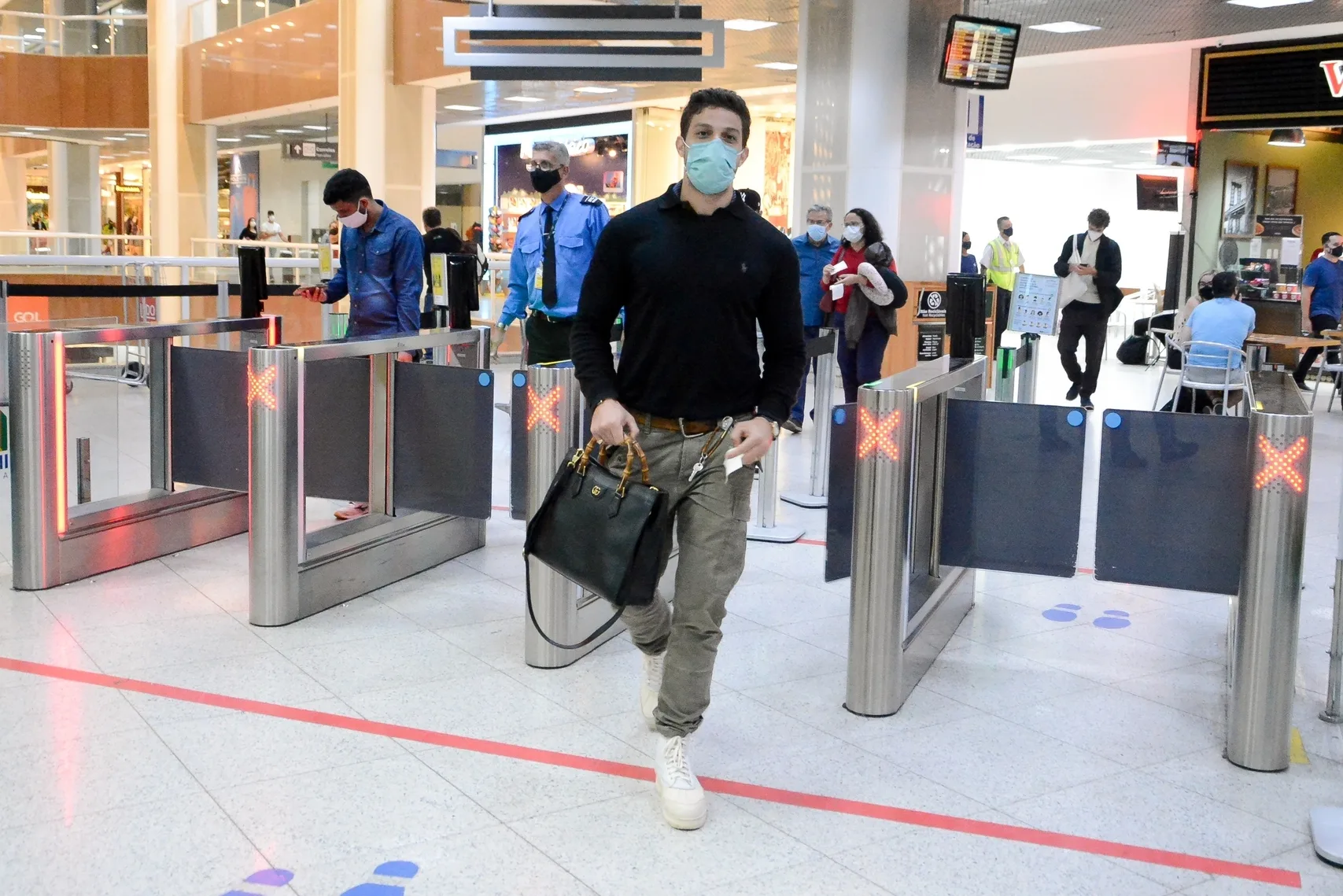 AGN_2203666 - *EXCLUSIVO* Rio de Janeiro, BRASIL  - (Exclusivo) Chay Suede brinca com fotógrafo ao embarcar no aeroporto Santos Dumont Rio de Janeiro.

Pictured: Chay Suede

AgNews 31 AGOSTO 2021 

BYLINE MUST READ: webert Belicio / AgNews

Xico Silva
telefone: (21) 98240-2501
email: agnews.fotografia@gmail.com