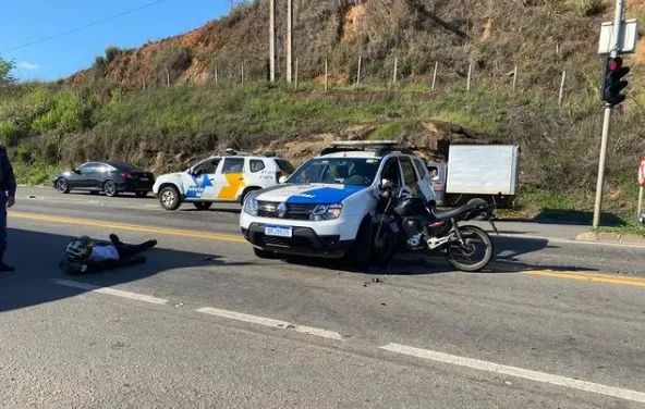 Motociclista fica ferido após bater em viatura da PM em Colatina