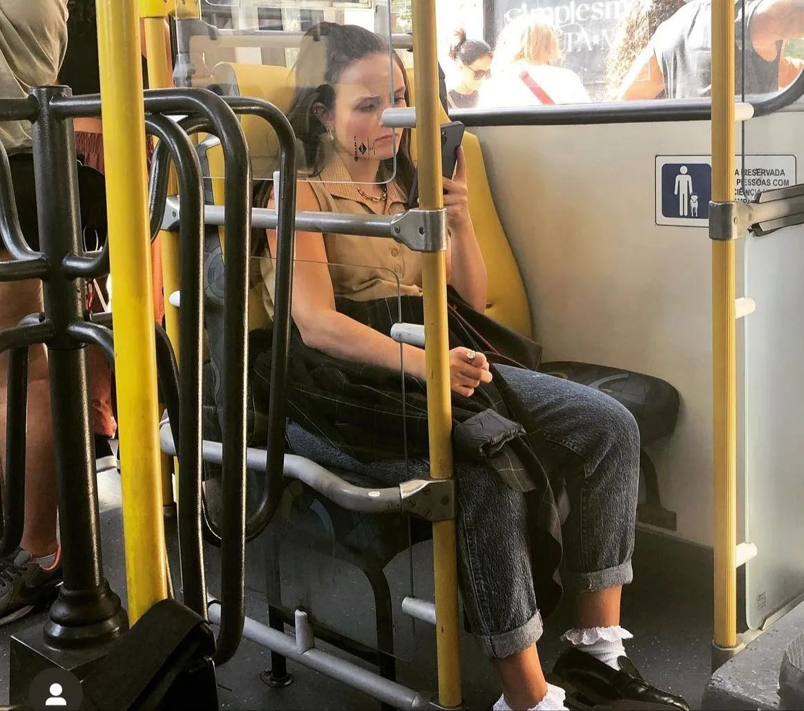 Larissa Manoela aparece em ônibus e foto viraliza: "A vida como ela é"