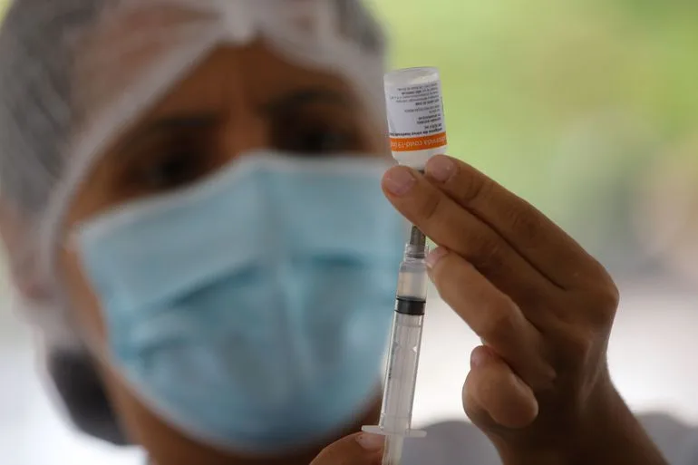 Vacinação drive thru na Universidade Estadual do Rio de Janeiro (UERJ), zona norte do Rio. A cidade do Rio de Janeiro retoma hoje (25) sua campanha de aplicação da primeira dose da vacina contra a covid-19 em idosos da população em geral. Hoje serão vacinados os idosos com 82 anos.