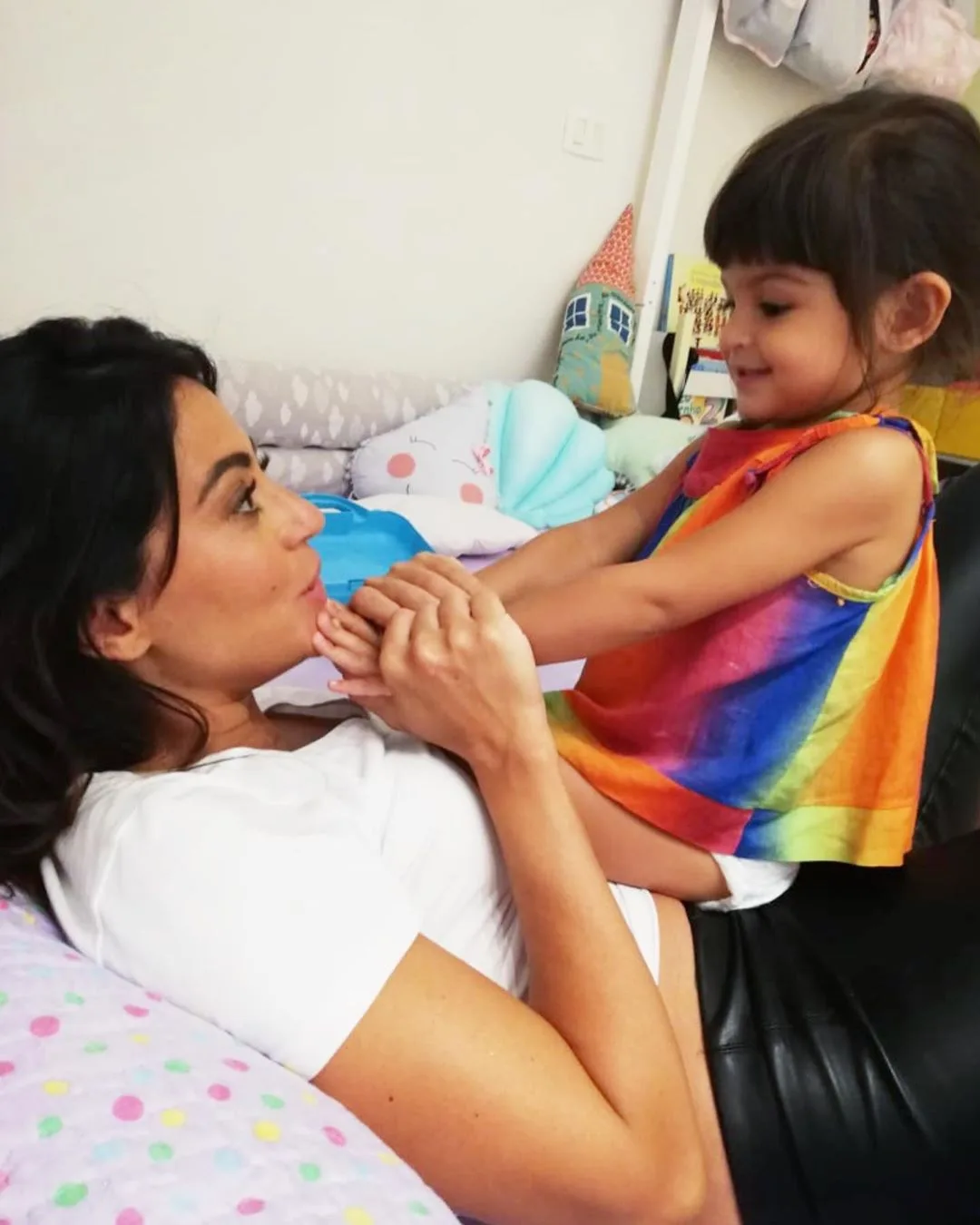 Carol Castro compartilha momento carinhoso com a filha nas redes sociais