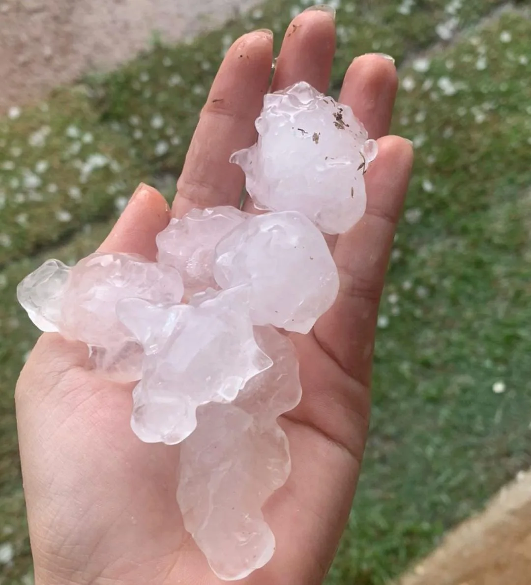 VÍDEO | Temporal provoca acidente, deixa trânsito lento e imóveis destelhados no ES