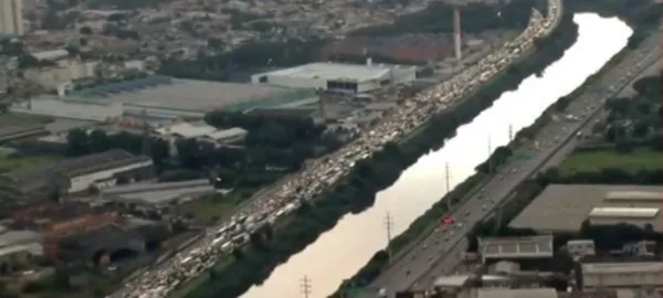 Caminhoneiros protestam contra medidas restritivas em São Paulo