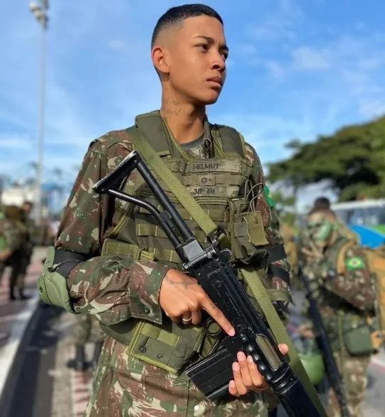 Família afirma que motoboy foi morto por causa de foto com farda do Exército