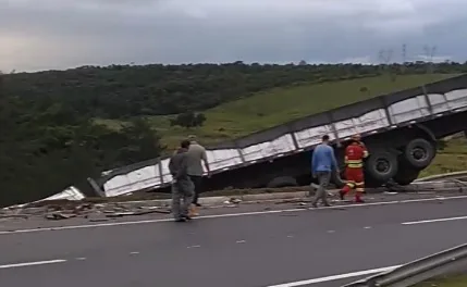 VÍDEO | Acidente envolvendo carreta deixa uma pessoa morta na BR-101, em Vila Velha