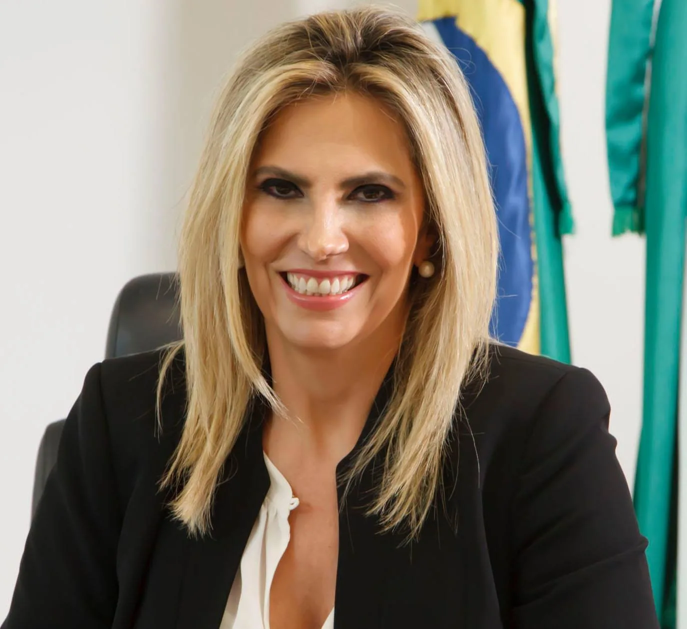 Bolsonaro nomeia mulher de líder do governo em Itaipu