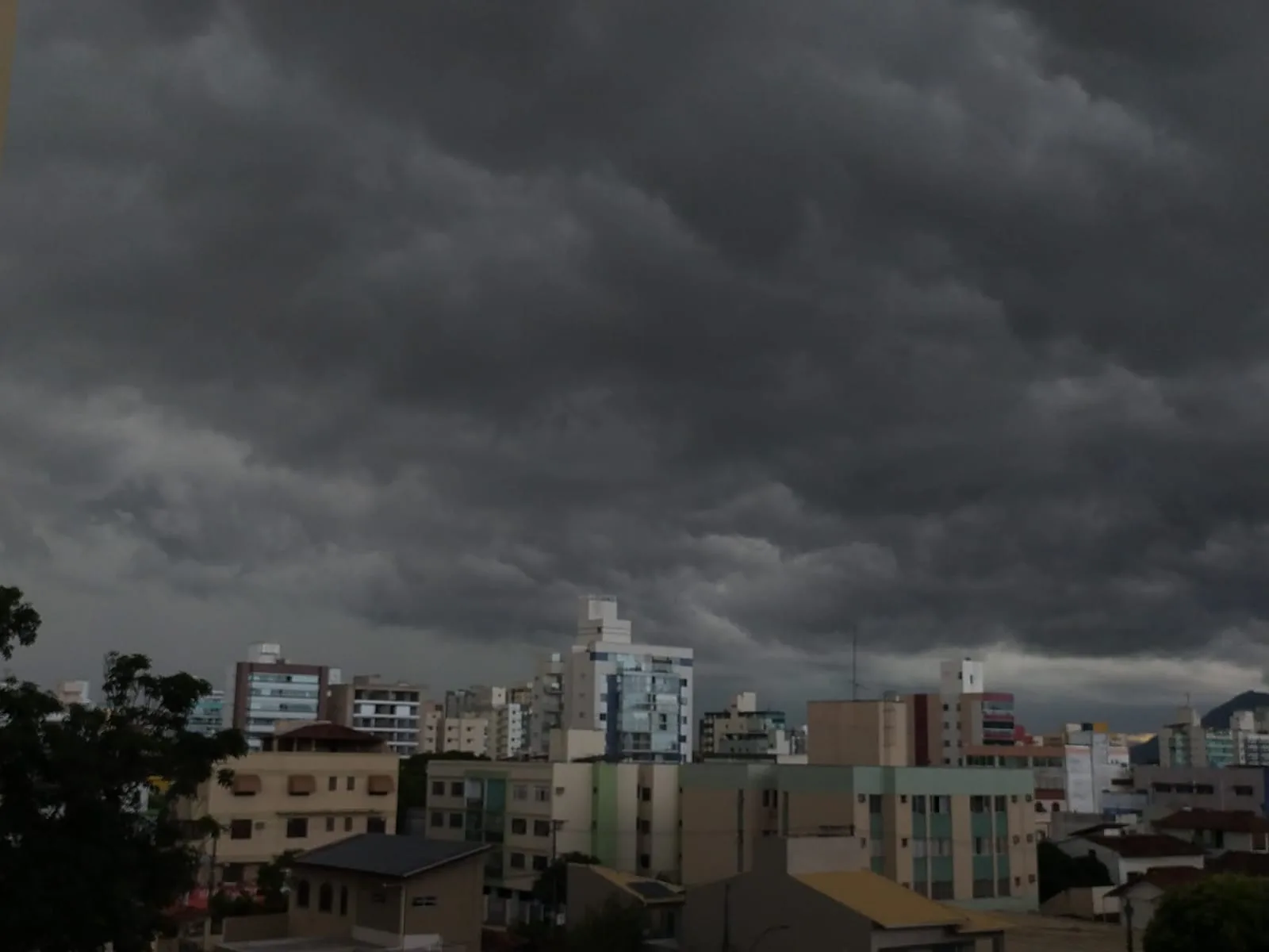 ES tem dois alertas de chuva vigentes; veja previsão do tempo