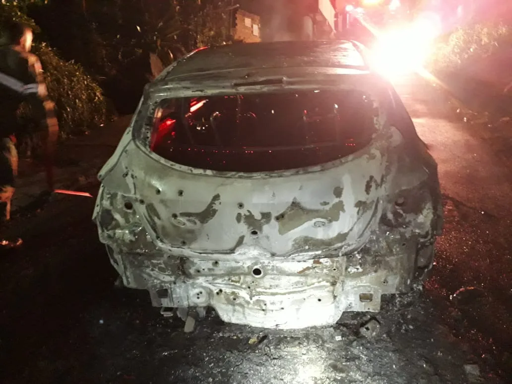 VÍDEO | Motorista de aplicativo é rendido e tem carro incendiado em Vitória