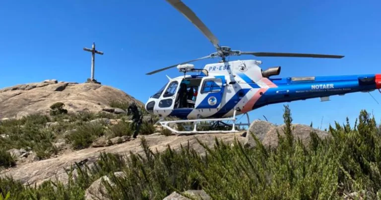 Mulher é resgatada de helicóptero após passar mal no Pico da Bandeira