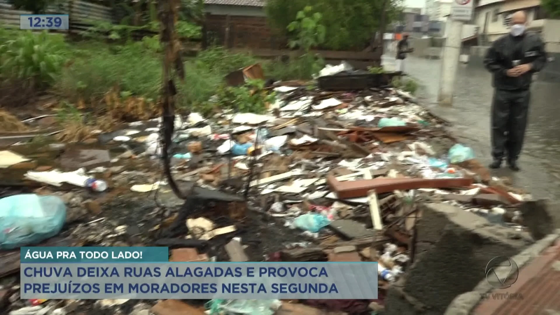 Chuva deixa ruas alagadas e provoca prejuízos