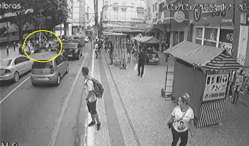 Vídeo mostra momento exato de acidente que deixou entregador de gás ferido no Centro de Vitória