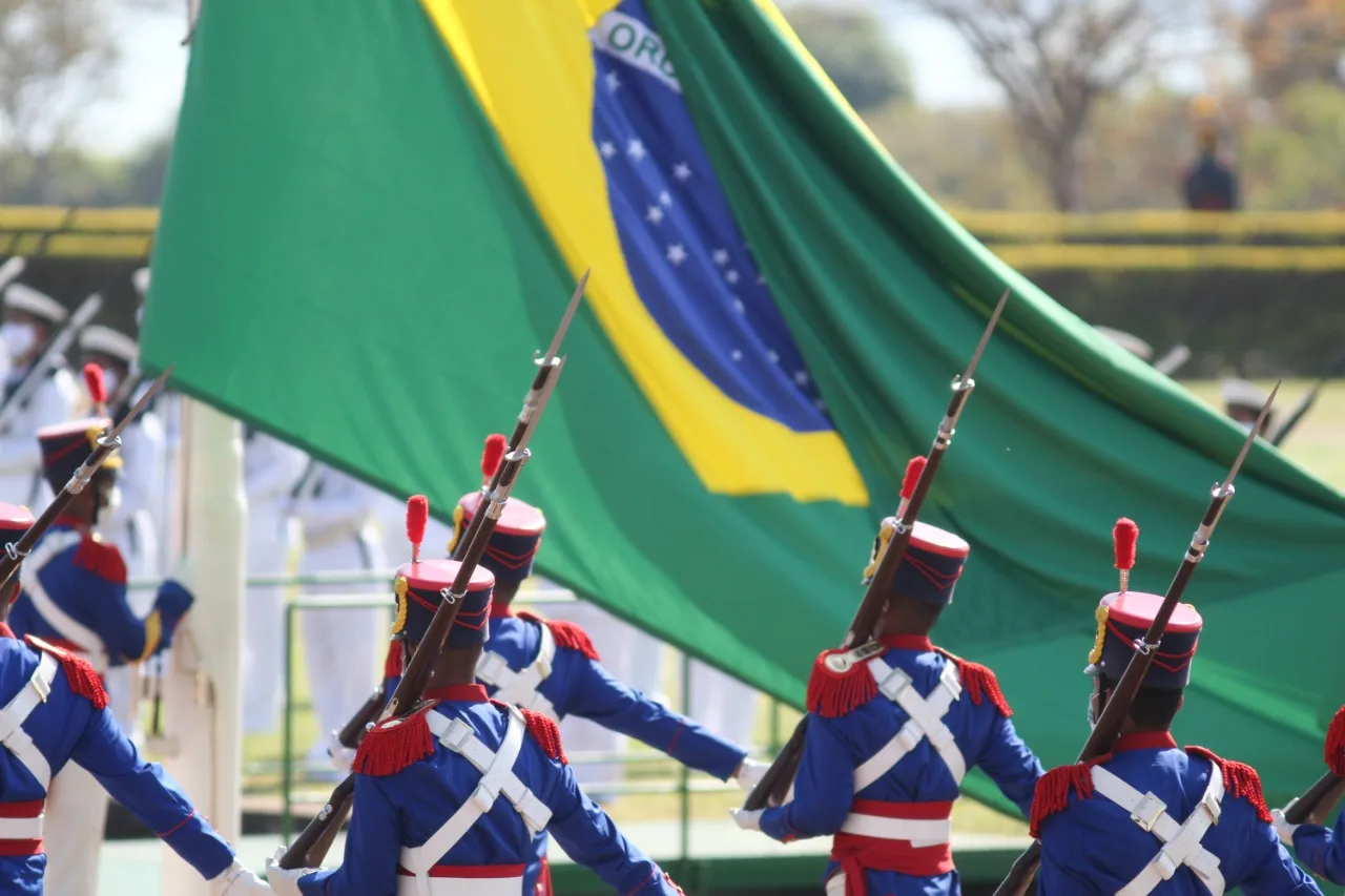 Mentores de ato pró-democracia abrem diálogo com militares