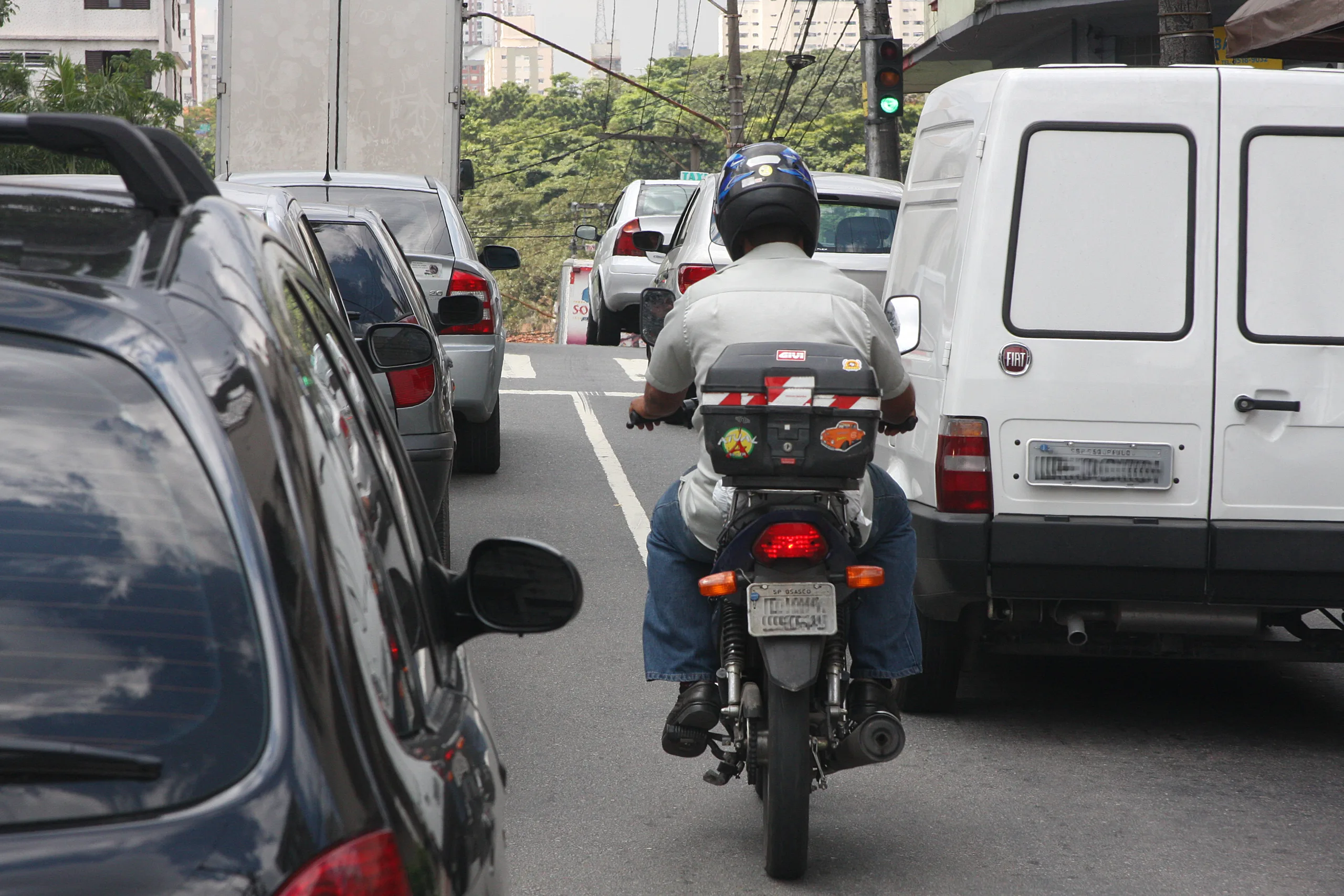 Número da placa de moto em capacete gera polêmica em Cachoeiro de Itapemirim