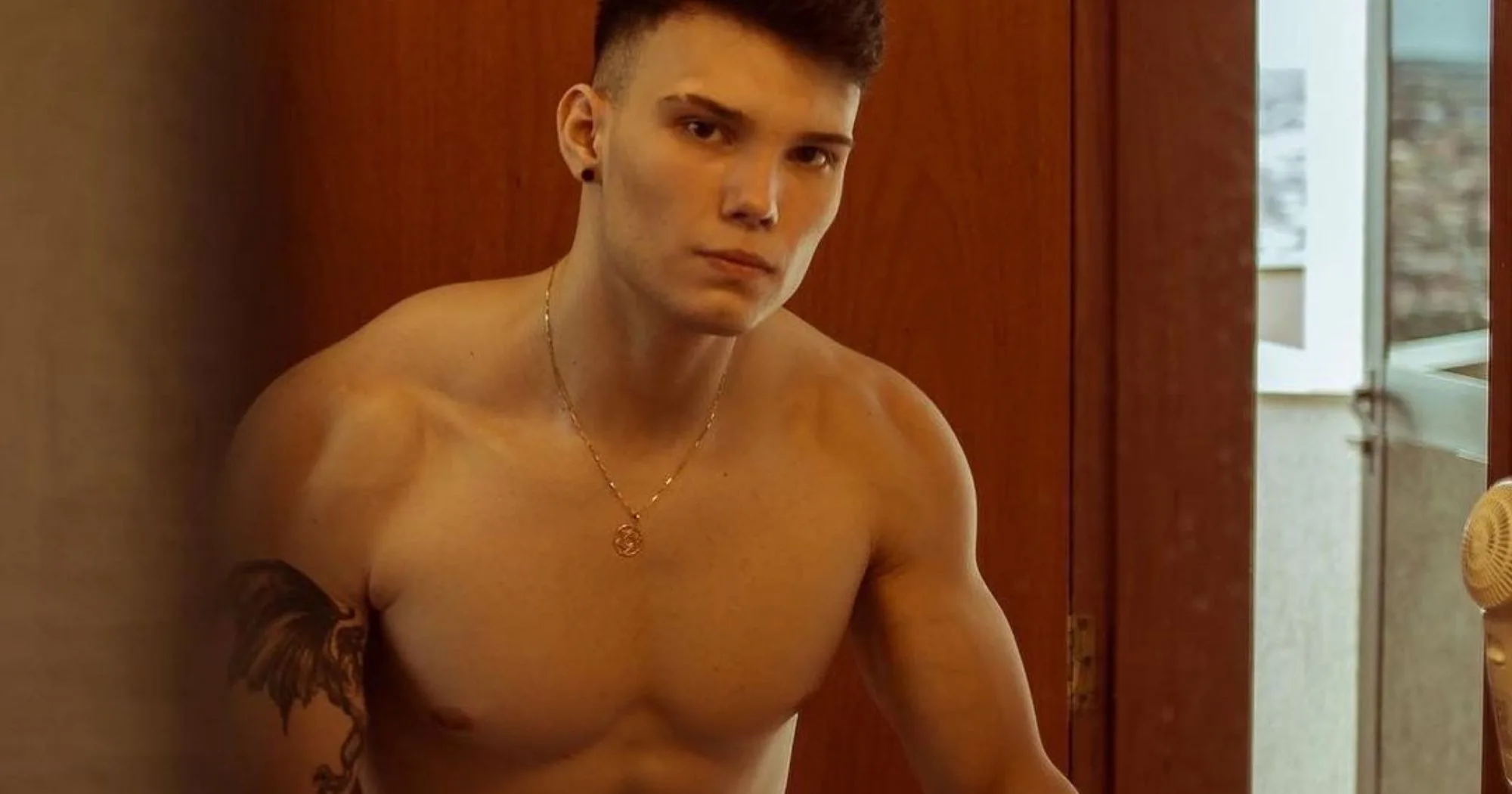 Filho do Rei da Pornochanchada vira modelo e posa sexy aos 21 anos