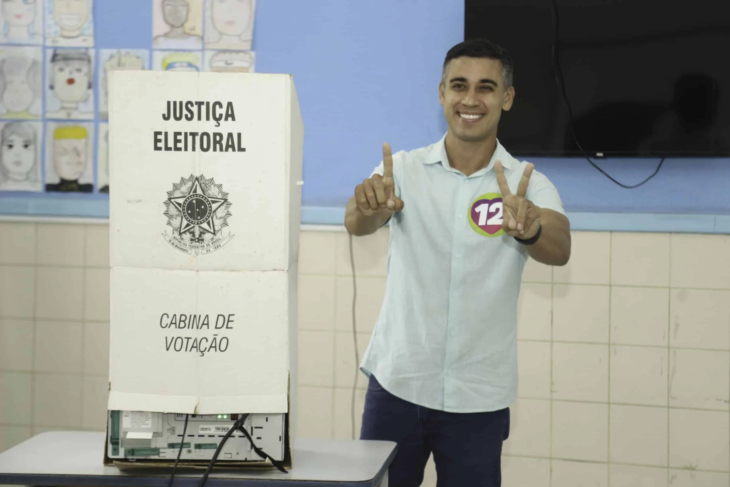 Candidato a prefeito da Serra, Weverson Meireles vota acompanhado da vice e de Vidigal