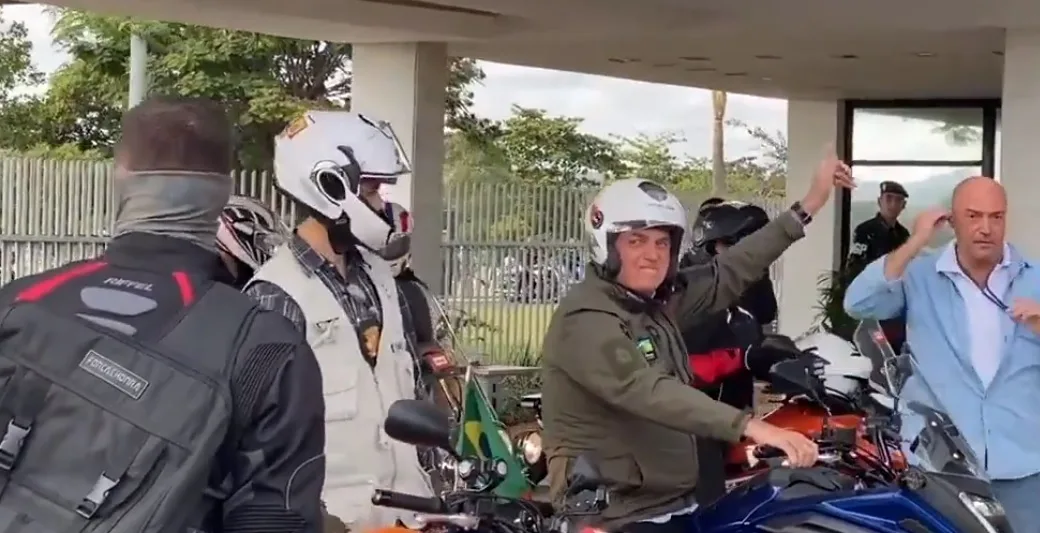 No Dia das Mães, Bolsonaro faz passeio de motocicleta em Brasília