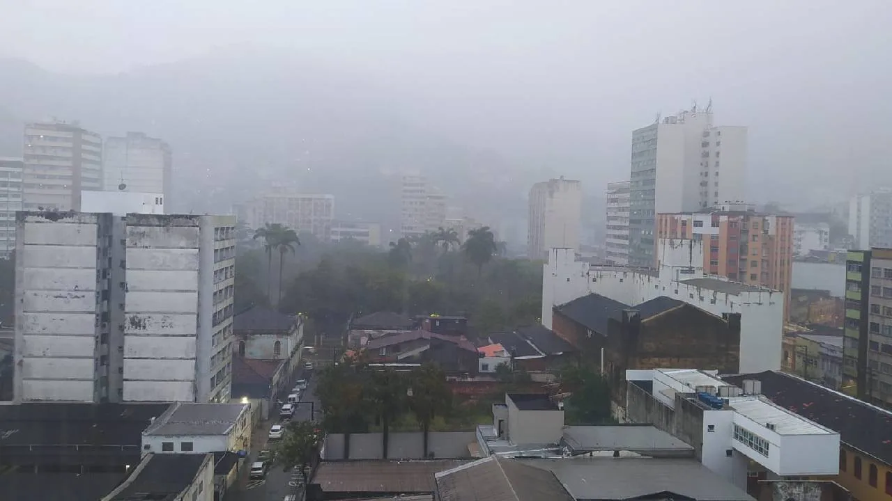 VÍDEO | Tempo vira e chuva forte atinge a Grande Vitória