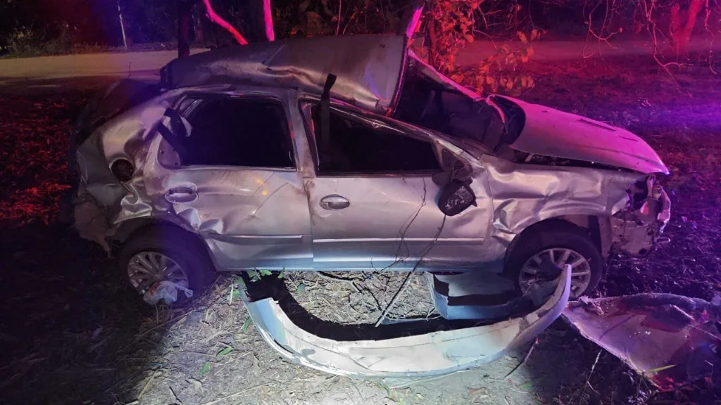 Motorista fica ferido após dormir ao volante e carro capotar em Aracruz