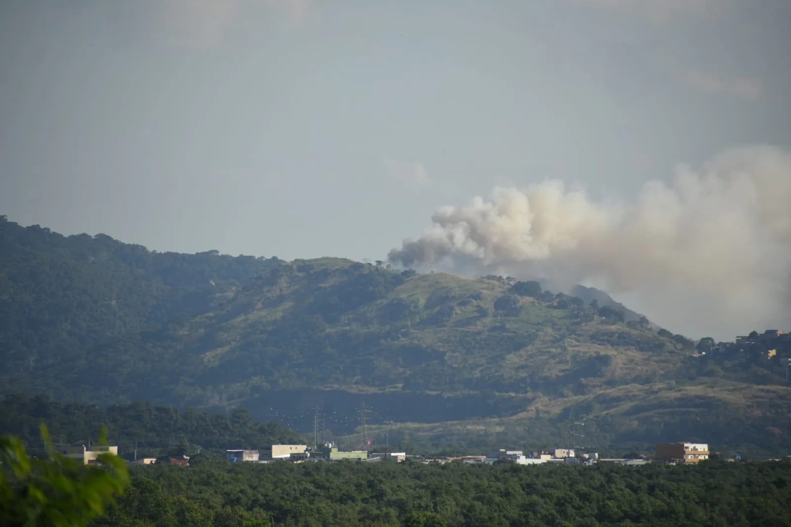 VÍDEO | Incêndio atinge área de vegetação em Vitória