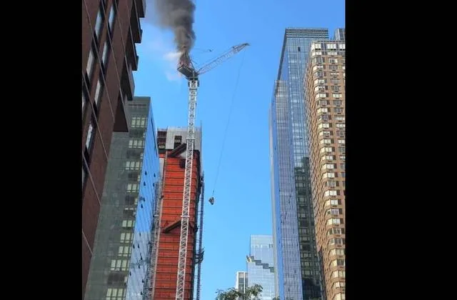 VÍDEO | Guindaste pega fogo e despenca em Nova York