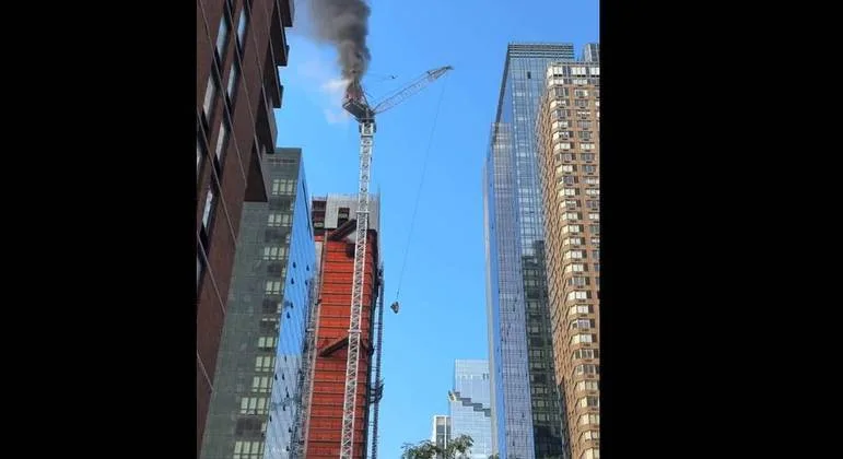 VÍDEO | Guindaste pega fogo e despenca em Nova York