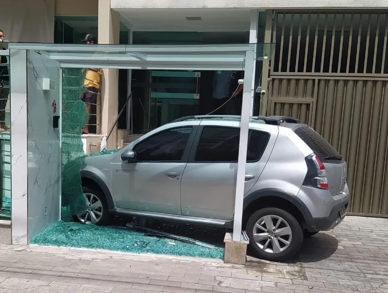 VÍDEO | Motorista se atrapalha com marcha do carro e invade portaria de prédio na Praia do Canto