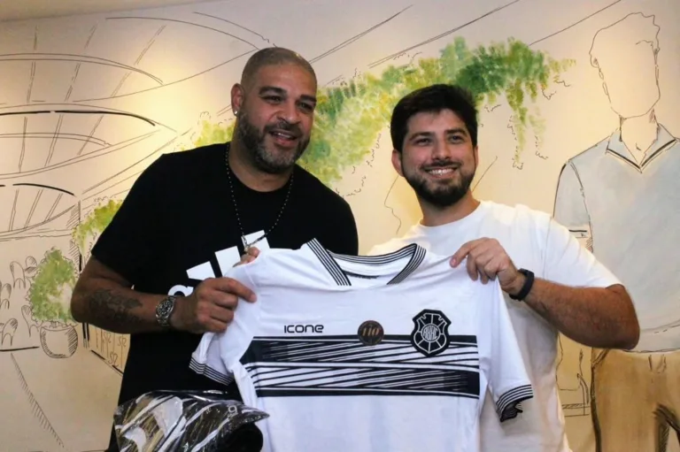 Adriano recebe camisa do Rio Branco no ES e torcida brinca: 'Estreia quando?'