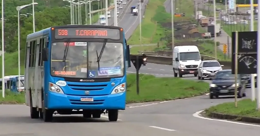 Criminosos utilizam arma calibre 12 para assaltar ônibus na Serra