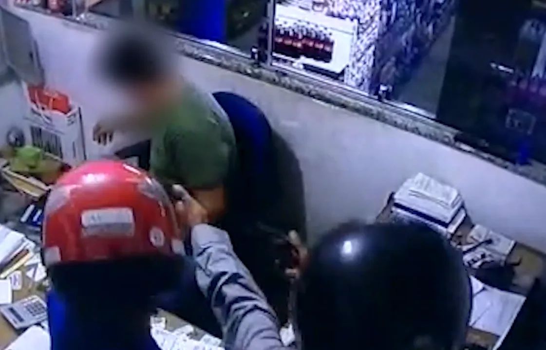 VÍDEO | Funcionários de supermercado são rendidos durante assalto