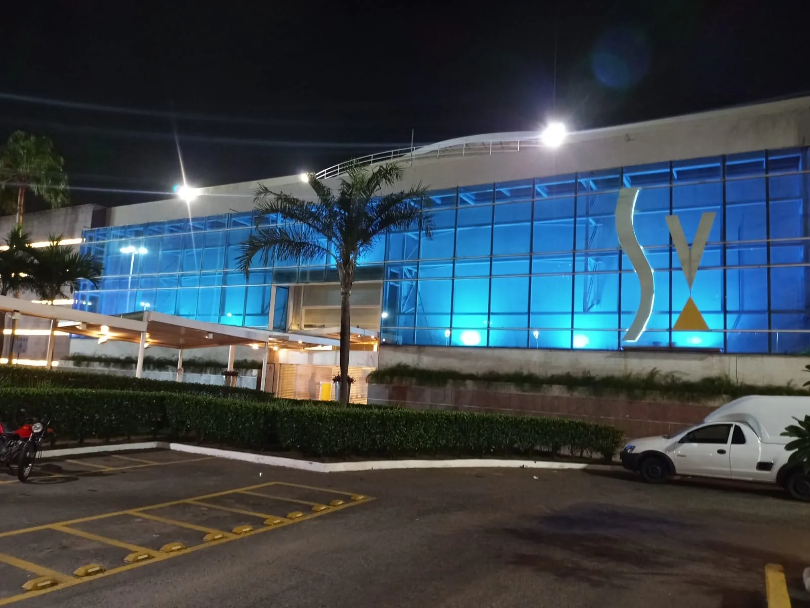 Shopping Vitória adota iluminação azul em homenagem à causa autista