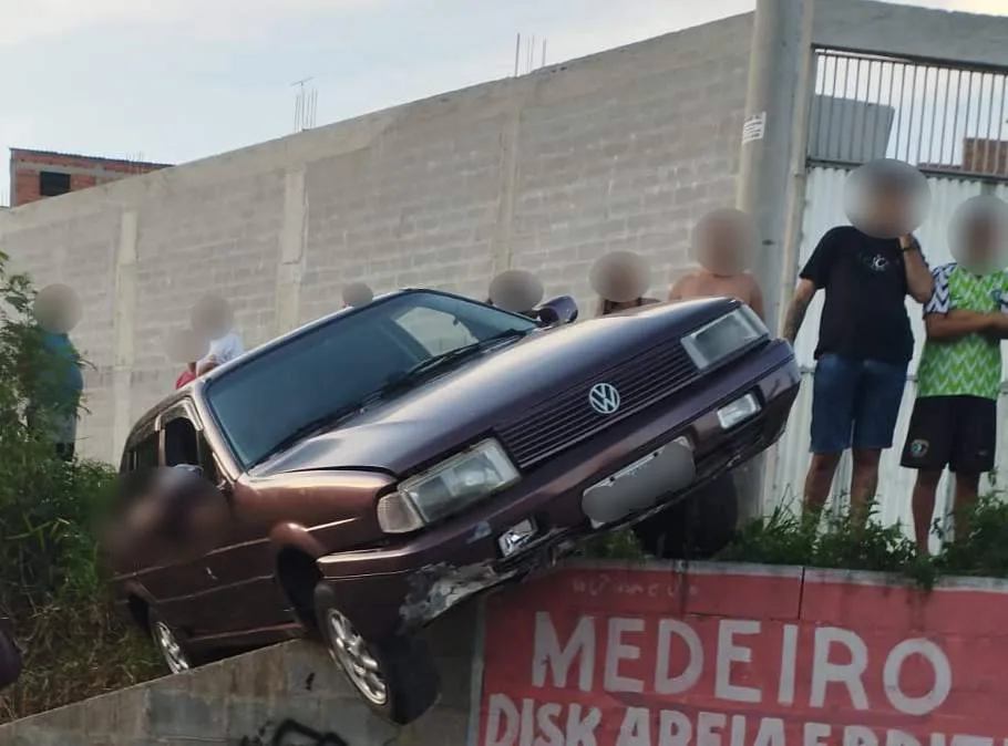 Homem é assassinado e carro fica pendurado em escadaria de Cariacica