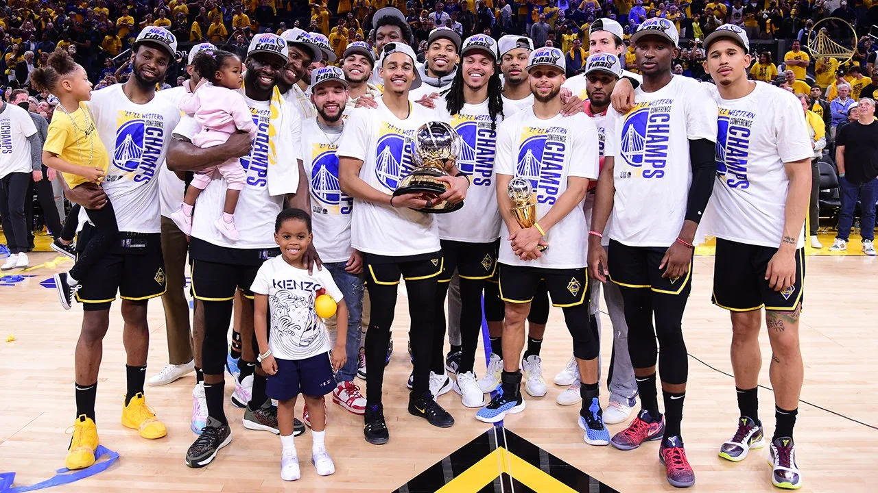 Golden State Warriors vence Dallas Mavericks e é campeão da Conferência do Oeste