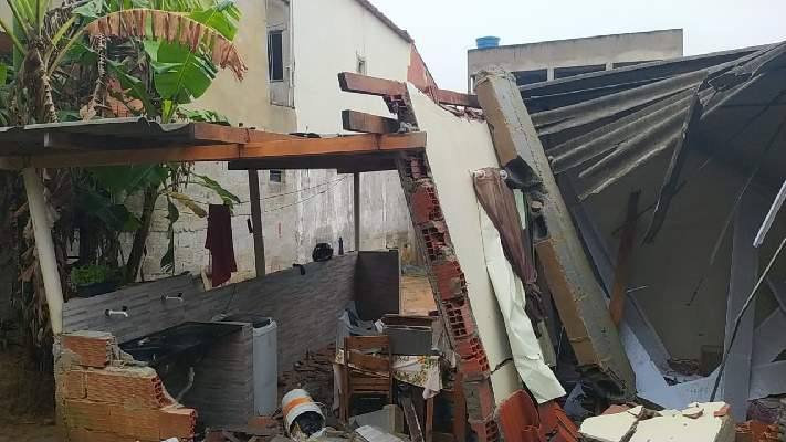 Família perde praticamente tudo durante chuva forte e queda de muro na Serra