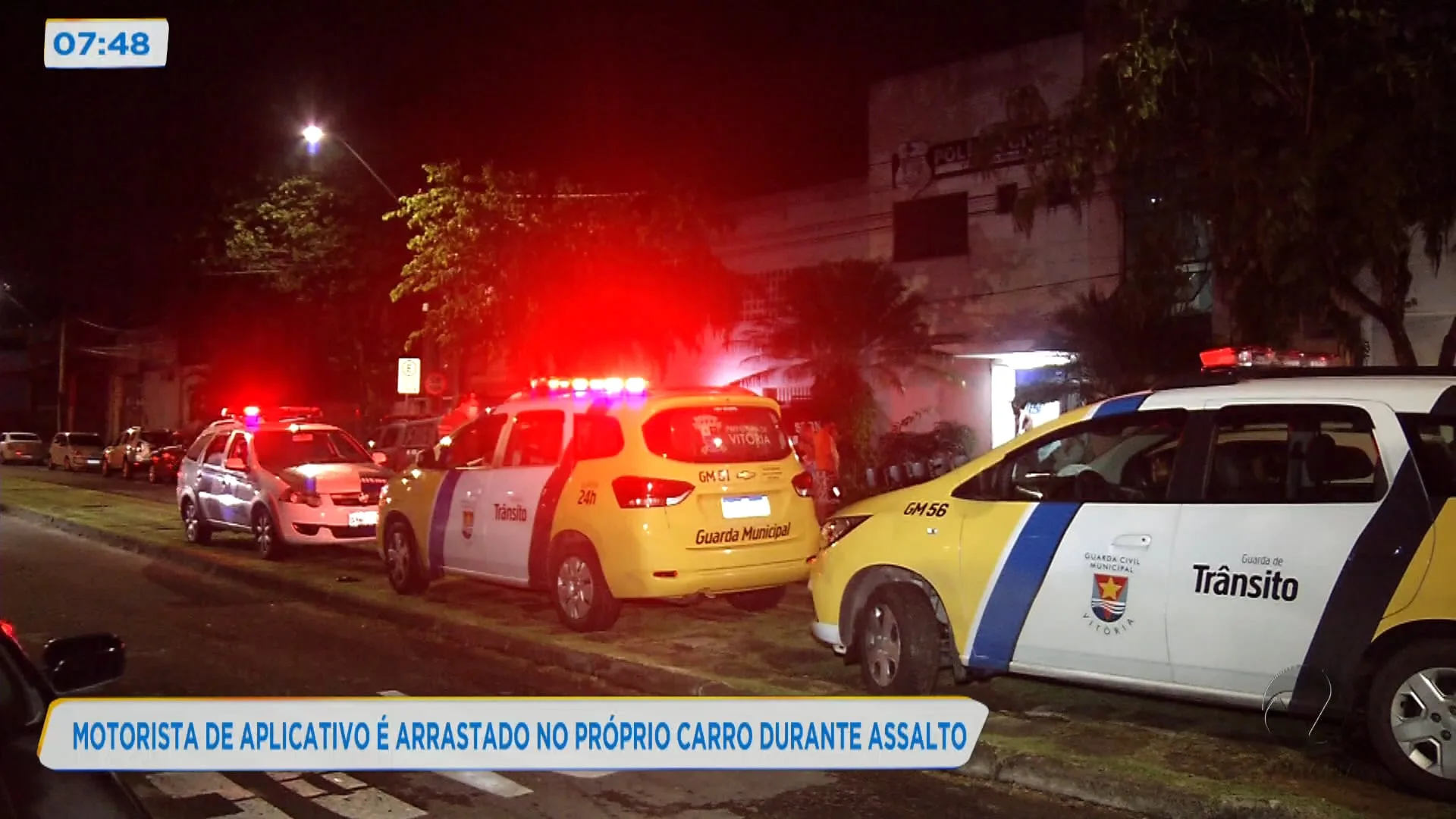 Motorista de aplicativo é arrastado no próprio carro durante assalto