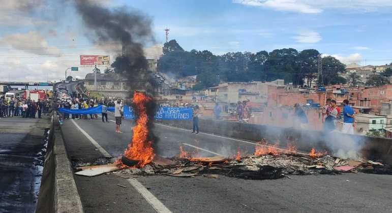 SP: manifestantes colocam fogo em pneus na Via Dutra e fecham trecho da rodovia