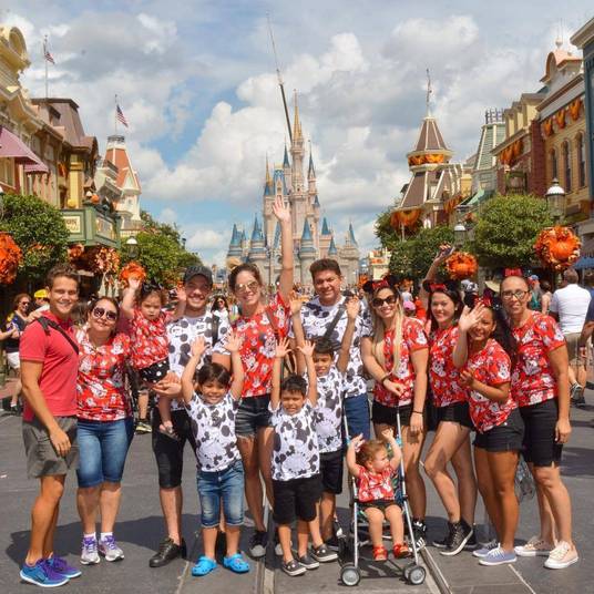 Wesley Safadão e Thyane Dantas curtem férias em família na Disney