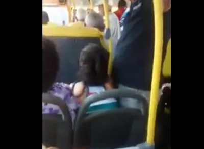 Vídeo de menina sendo assediada dentro de ônibus gera revolta em passageiros nas redes sociais