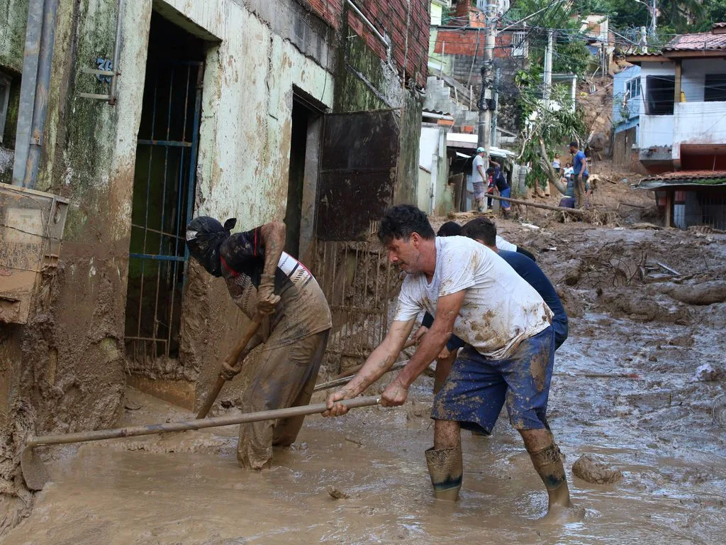 Governo confirma 44 mortes e prepara saídas marítimas para população